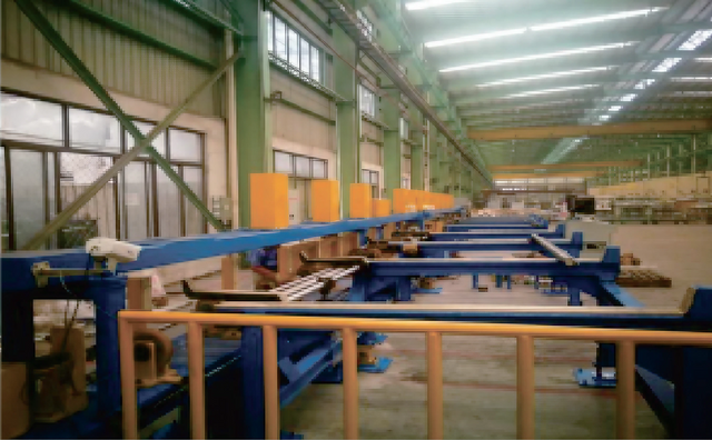 Ultrazvukov&yacute; syst&eacute;m pro č&aacute;stečn&eacute; ponořen&iacute; do vody pro deformovan&eacute; slitinov&eacute; kulat&eacute; tyče